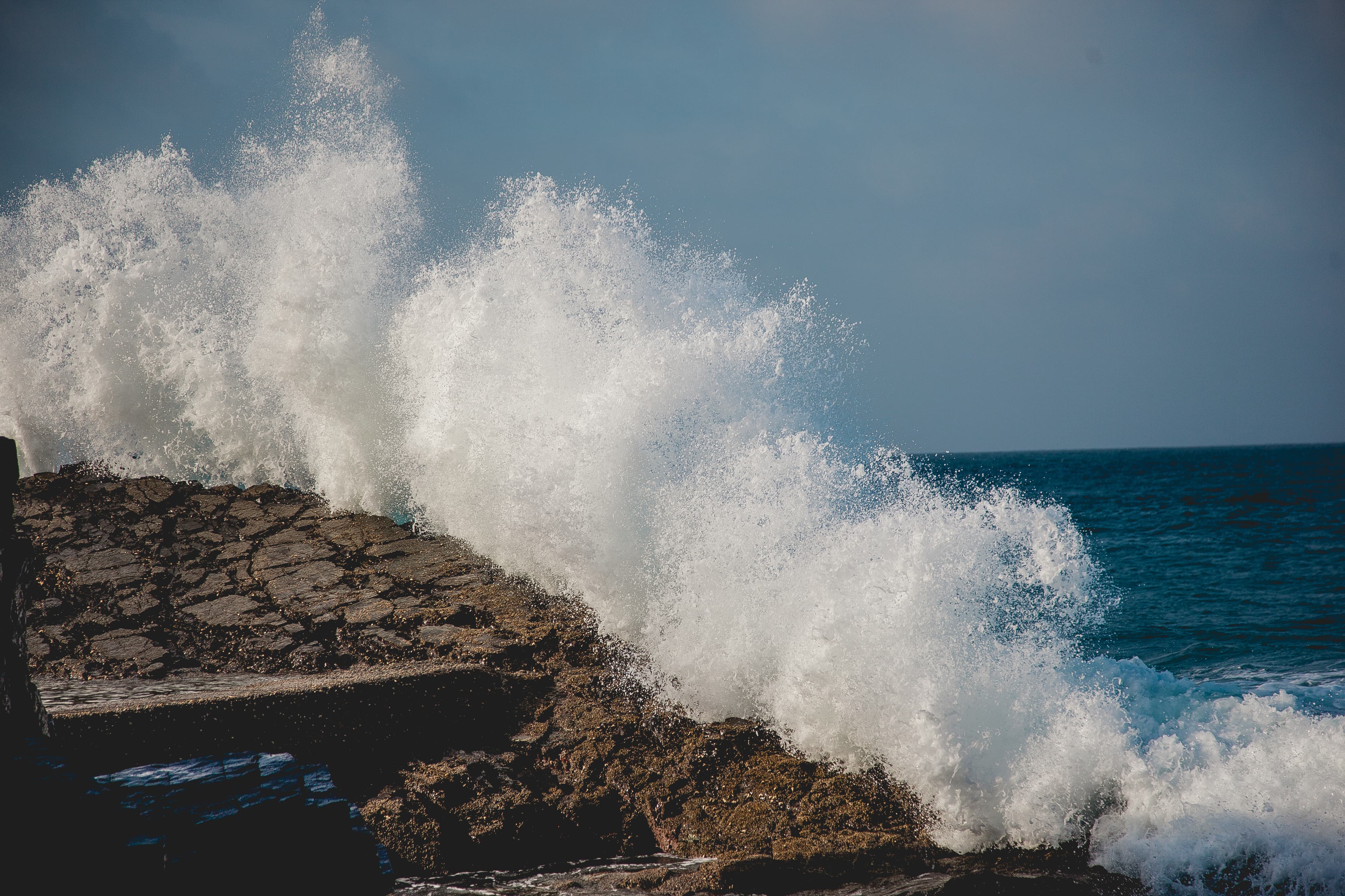 Big ocean wave splash (Unsplash)