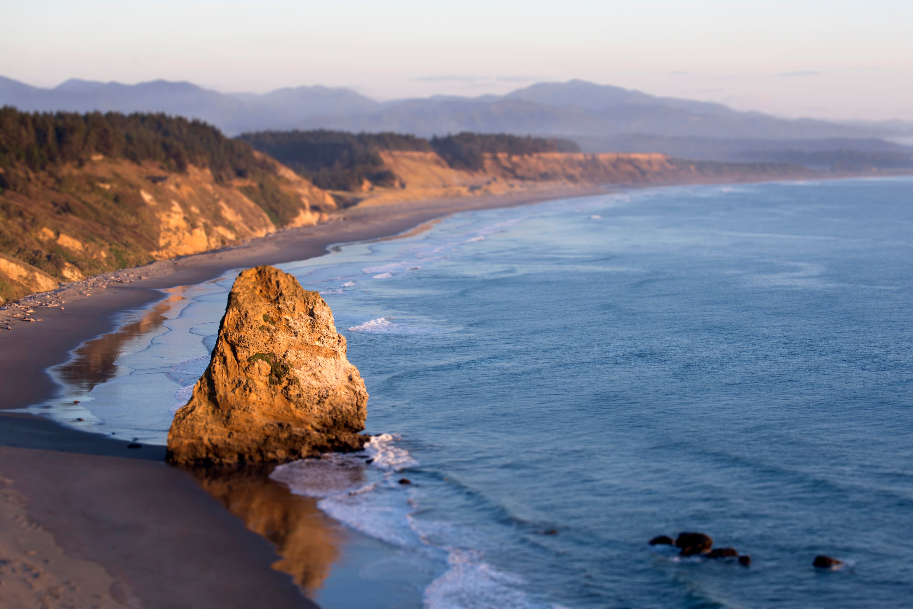 Ocean coast at beach (Unsplash)